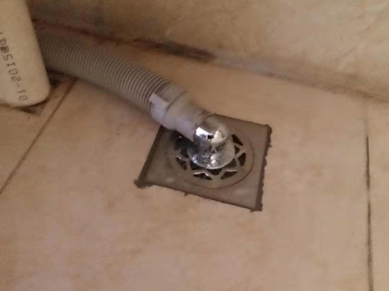 更換水龍頭地漏：塑料水龍頭維修方法最常見的漏水解決方法是使用鉗子逆時(shí)針旋轉(zhuǎn)取下龍頭，在螺釘固定處順時(shí)針纏繞上五到六圈止水膠帶，隨后順時(shí)針裝上塑料水龍頭即可，這個(gè)方法行不通，就試試后面的方法。若因軸心墊片部位發(fā)生磨損導(dǎo)致漏水，則可使用老虎鉗取下壓蓋，用鑷子夾出軸心墊片，更換一個(gè)新的就好了，一般的五金店都會(huì)有軸心墊片賣。若想更換三角密封墊，則可以用螺絲刀轉(zhuǎn)動(dòng)栓頭上的螺絲，取下后再取下壓蓋，三角密封墊就在壓蓋的內(nèi)側(cè)，更換就行了。若是接管的結(jié)合部位漏水現(xiàn)象嚴(yán)重，只用螺絲刀扭緊蓋型螺帽即可，如果不能解決問題，那就只好將U型密封墊更換成新的。止水磁盤的故障不容易維修，需要完全拆解龍頭進(jìn)行清理，出現(xiàn)這種故障多是當(dāng)?shù)刈詠硭粔蚋蓛魞?nèi)存砂石的緣故。如果發(fā)現(xiàn)膠墊出現(xiàn)了毀損，一定要立即更換。