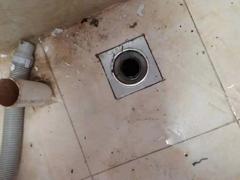 更換水龍頭地漏：塑料水龍頭維修方法最常見的漏水解決方法是使用鉗子逆時(shí)針旋轉(zhuǎn)取下龍頭，在螺釘固定處順時(shí)針纏繞上五到六圈止水膠帶，隨后順時(shí)針裝上塑料水龍頭即可，這個(gè)方法行不通，就試試后面的方法。若因軸心墊片部位發(fā)生磨損導(dǎo)致漏水，則可使用老虎鉗取下壓蓋，用鑷子夾出軸心墊片，更換一個(gè)新的就好了，一般的五金店都會(huì)有軸心墊片賣。若想更換三角密封墊，則可以用螺絲刀轉(zhuǎn)動(dòng)栓頭上的螺絲，取下后再取下壓蓋，三角密封墊就在壓蓋的內(nèi)側(cè)，更換就行了。若是接管的結(jié)合部位漏水現(xiàn)象嚴(yán)重，只用螺絲刀扭緊蓋型螺帽即可，如果不能解決問題，那就只好將U型密封墊更換成新的。止水磁盤的故障不容易維修，需要完全拆解龍頭進(jìn)行清理，出現(xiàn)這種故障多是當(dāng)?shù)刈詠硭粔蚋蓛魞?nèi)存砂石的緣故。如果發(fā)現(xiàn)膠墊出現(xiàn)了毀損，一定要立即更換。