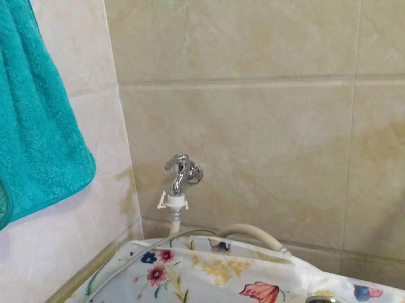 更換水龍頭地漏：塑料水龍頭維修方法最常見的漏水解決方法是使用鉗子逆時(shí)針旋轉(zhuǎn)取下龍頭，在螺釘固定處順時(shí)針纏繞上五到六圈止水膠帶，隨后順時(shí)針裝上塑料水龍頭即可，這個(gè)方法行不通，就試試后面的方法。若因軸心墊片部位發(fā)生磨損導(dǎo)致漏水，則可使用老虎鉗取下壓蓋，用鑷子夾出軸心墊片，更換一個(gè)新的就好了，一般的五金店都會(huì)有軸心墊片賣。若想更換三角密封墊，則可以用螺絲刀轉(zhuǎn)動(dòng)栓頭上的螺絲，取下后再取下壓蓋，三角密封墊就在壓蓋的內(nèi)側(cè)，更換就行了。若是接管的結(jié)合部位漏水現(xiàn)象嚴(yán)重，只用螺絲刀扭緊蓋型螺帽即可，如果不能解決問題，那就只好將U型密封墊更換成新的。止水磁盤的故障不容易維修，需要完全拆解龍頭進(jìn)行清理，出現(xiàn)這種故障多是當(dāng)?shù)刈詠硭粔蚋蓛魞?nèi)存砂石的緣故。如果發(fā)現(xiàn)膠墊出現(xiàn)了毀損，一定要立即更換。