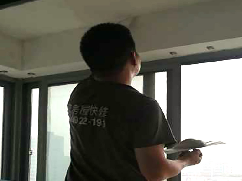 陽臺(tái)頂面修補(bǔ)膩?zhàn)樱汗文佔(zhàn)訉Σ煌膲w有著不同的要求，像比較常見的混凝土的墻面，會(huì)出現(xiàn)一些氣孔與鼓起的現(xiàn)象，所以就要先把墻面修平整掉，磨平凸起處，填補(bǔ)凹陷處。如果是預(yù)制混凝土的墻面，那么它的表面層就會(huì)有一些砂礫與疙瘩的現(xiàn)象，這個(gè)時(shí)候就需要專業(yè)的施工人員，使用用鋼絲刷把墻面整體的刷一遍。 基層做好處理后，墻面還是會(huì)有一些凹陷的地方，這個(gè)時(shí)候就可以用石膏膩?zhàn)觼硌a(bǔ)平。將石膏膩?zhàn)訅簩?shí)凹陷處，橫抹豎起的地方再重新刮一遍，這樣來確保墻面的平整。 墻面上可能會(huì)有油污等這些東西，所以需要涂刷一下火堿水溶液，不過在涂刷時(shí)一定要注意，一邊涂刷一邊就要拿清水清洗墻面，這樣不僅可以加快一點(diǎn)速度，而且效果也好。 刮膩?zhàn)又埃瑖娝⒁槐檎辰Y(jié)劑，就可以開始刮膩?zhàn)恿恕Ｔ诠文佔(zhàn)拥臅r(shí)候注意，避免留下浮膩?zhàn)右约肮魏?，防止膩?zhàn)由险瓷匣覊m、砂礫等雜物，然后按照規(guī)范刮就可以了。