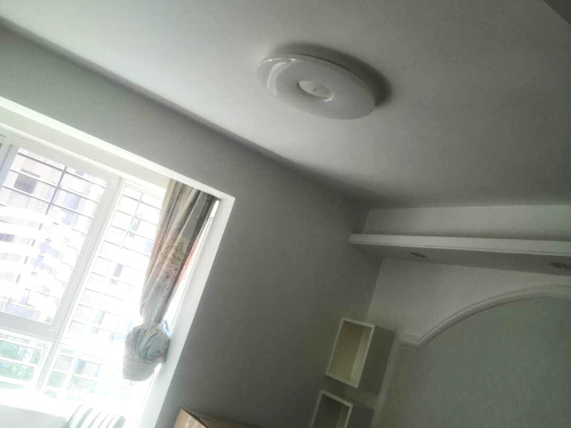浴室柜及燈具安裝：安裝前，檢查零配件是否齊全。安裝三角閥，確保冷熱進(jìn)水管保持齊平。測量距離，安裝下水管。涂抹膠水要均勻，確保管與管間連接緊密。安裝柜角，看所有角是否在同一水平。裝好后可做適當(dāng)?shù)恼{(diào)整。將浴室柜靠墻放好。看進(jìn)出水管位置是否得當(dāng)，不合適時需做一定改動。安裝臺盆的龍頭。龍頭最好與浴室柜配套購買，這樣出水角度較為適合。用螺母固定臺盆龍頭。固定時一只手要扶好龍頭，以免裝好后位置偏離。將裝好龍頭的臺盆放在浴室柜上，調(diào)整位置到最佳為止。連接臺盆的進(jìn)出水管及下水，長度適當(dāng)，位置合理。裝好柜體的把手，并進(jìn)行適