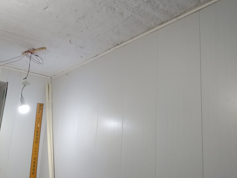 電路明線安裝:一般線路維修的時候首先肯定是尋找出問題的地方，這個過程跟明線暗線沒有太大的關系，就算是線壞了，電工也不會靠肉眼去找，都是要借助儀器的。暗線雖然被埋在墻里或地下，但是所有的電線都使用了穿線管，把舊線拉出來換上新線還是可以的，而且維修后表面也不會出現(xiàn)痕跡，只是過程比較麻煩。 而明線的布線方法首先需要看電線的走線位置，將前面擋住的物體移開，然后維修電線，整個過程相當于重新安裝了一次電線，存在區(qū)別的是明線維修后會留下痕跡。