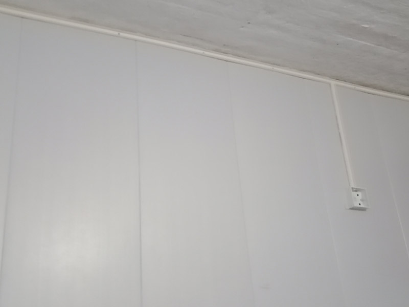 電路明線安裝:一般線路維修的時候首先肯定是尋找出問題的地方，這個過程跟明線暗線沒有太大的關系，就算是線壞了，電工也不會靠肉眼去找，都是要借助儀器的。暗線雖然被埋在墻里或地下，但是所有的電線都使用了穿線管，把舊線拉出來換上新線還是可以的，而且維修后表面也不會出現(xiàn)痕跡，只是過程比較麻煩。 而明線的布線方法首先需要看電線的走線位置，將前面擋住的物體移開，然后維修電線，整個過程相當于重新安裝了一次電線，存在區(qū)別的是明線維修后會留下痕跡。