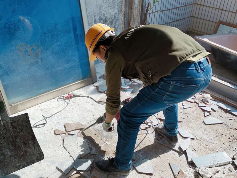 瓷磚拆除建渣處理：首先將拆除建筑物、房屋裝修和改造道路中產(chǎn)生的建筑垃圾用車運(yùn)到處理場所，然后，用人工的辦法將建筑垃圾中的可直接再生利用的物質(zhì)，如金屬材料、木質(zhì)類材料和塑料類材料分選歸類，直接供給相應(yīng)的公司進(jìn)行處理。
