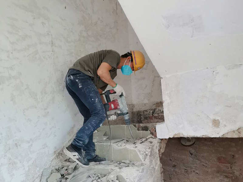 瓷磚拆除建渣處理：首先將拆除建筑物、房屋裝修和改造道路中產(chǎn)生的建筑垃圾用車運(yùn)到處理場所，然后，用人工的辦法將建筑垃圾中的可直接再生利用的物質(zhì)，如金屬材料、木質(zhì)類材料和塑料類材料分選歸類，直接供給相應(yīng)的公司進(jìn)行處理。