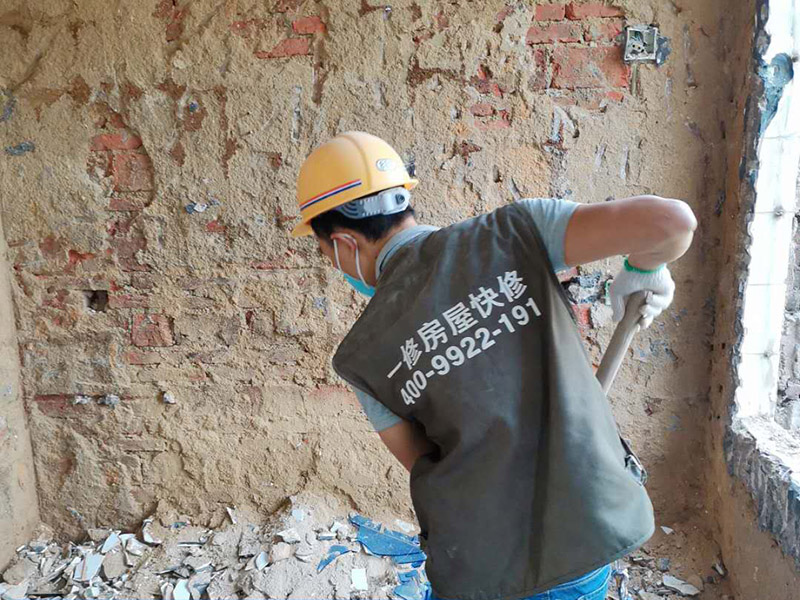 瓷磚拆除建渣處理：首先將拆除建筑物、房屋裝修和改造道路中產(chǎn)生的建筑垃圾用車運(yùn)到處理場所，然后，用人工的辦法將建筑垃圾中的可直接再生利用的物質(zhì)，如金屬材料、木質(zhì)類材料和塑料類材料分選歸類，直接供給相應(yīng)的公司進(jìn)行處理。