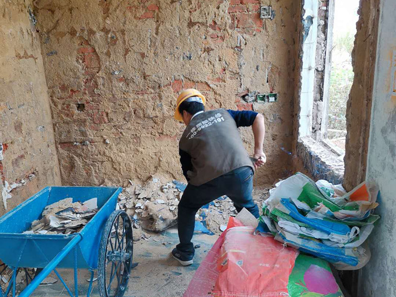 瓷磚拆除建渣處理：首先將拆除建筑物、房屋裝修和改造道路中產(chǎn)生的建筑垃圾用車運(yùn)到處理場所，然后，用人工的辦法將建筑垃圾中的可直接再生利用的物質(zhì)，如金屬材料、木質(zhì)類材料和塑料類材料分選歸類，直接供給相應(yīng)的公司進(jìn)行處理。