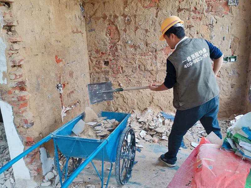 瓷磚拆除建渣處理：首先將拆除建筑物、房屋裝修和改造道路中產(chǎn)生的建筑垃圾用車運(yùn)到處理場所，然后，用人工的辦法將建筑垃圾中的可直接再生利用的物質(zhì)，如金屬材料、木質(zhì)類材料和塑料類材料分選歸類，直接供給相應(yīng)的公司進(jìn)行處理。