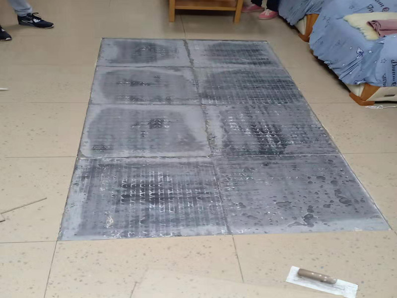 客廳地磚空鼓維修：1、地磚的邊角局部空鼓，可清除地磚空鼓處周邊縫的填嵌物后，灌入水泥膠漿，輕敲地磚空鼓處，讓水泥漿滲入，可修復(fù)空鼓。2、如單塊地磚空鼓，可清除該地磚周邊的填嵌物后，用吸盤把地磚取出，割除粘貼層，重新粘貼。3、如地磚大面積空鼓，只能全部重新鋪貼了。