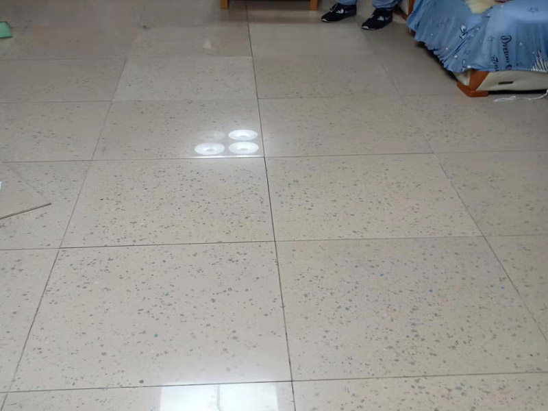 客廳地磚空鼓維修：1、地磚的邊角局部空鼓，可清除地磚空鼓處周邊縫的填嵌物后，灌入水泥膠漿，輕敲地磚空鼓處，讓水泥漿滲入，可修復(fù)空鼓。2、如單塊地磚空鼓，可清除該地磚周邊的填嵌物后，用吸盤把地磚取出，割除粘貼層，重新粘貼。3、如地磚大面積空鼓，只能全部重新鋪貼了。