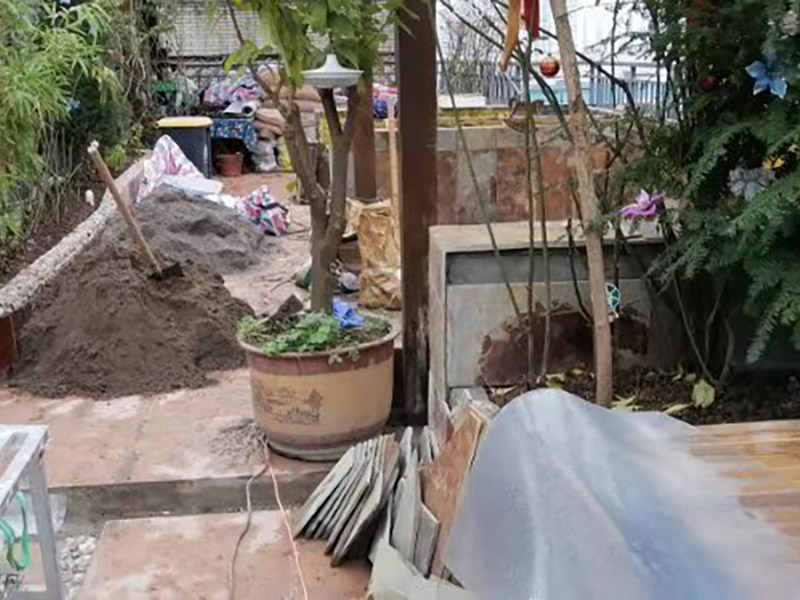 露臺磚砌櫥柜：櫥柜的水電定位時，先劃分功能區(qū)：洗菜盆區(qū)、灶臺區(qū)、切菜區(qū)、電器區(qū)，把這些區(qū)域的具體尺寸畫在墻面上，安排好進水管、排水管和各種插座的準確位置。 磚砌櫥柜制作的時候先做櫥柜的圍角，可以根據(jù)自己的喜好選擇不同顏色的瓷磚來實現(xiàn)。圍角完成以后的重要工作就是用水泥和砂漿將櫥柜的底部填實，上面鋪瓷磚。同時，瓷磚豎隔板的位置按照櫥柜圖紙進行預留。 磚砌櫥柜制作好之后，我們可以根據(jù)自己喜歡的風格選擇不同材質(zhì)的石材臺面和門板，完全不影響美觀，同時對于櫥柜內(nèi)部我們均采用不銹鋼條進行收邊，既美觀又好打掃衛(wèi)生。