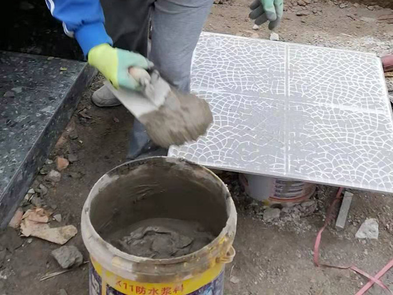 露臺磚砌櫥柜：櫥柜的水電定位時，先劃分功能區(qū)：洗菜盆區(qū)、灶臺區(qū)、切菜區(qū)、電器區(qū)，把這些區(qū)域的具體尺寸畫在墻面上，安排好進水管、排水管和各種插座的準確位置。 磚砌櫥柜制作的時候先做櫥柜的圍角，可以根據(jù)自己的喜好選擇不同顏色的瓷磚來實現(xiàn)。圍角完成以后的重要工作就是用水泥和砂漿將櫥柜的底部填實，上面鋪瓷磚。同時，瓷磚豎隔板的位置按照櫥柜圖紙進行預留。 磚砌櫥柜制作好之后，我們可以根據(jù)自己喜歡的風格選擇不同材質(zhì)的石材臺面和門板，完全不影響美觀，同時對于櫥柜內(nèi)部我們均采用不銹鋼條進行收邊，既美觀又好打掃衛(wèi)生。