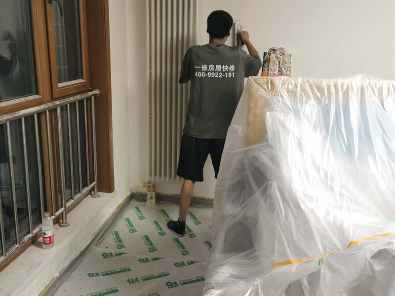 墻面翻新全屋保護(hù)：家具搬放到房屋中央，對(duì)集中放置的家具進(jìn)行整體保護(hù)，防止因墻面翻新而造成不必要的損壞；地板需要用專(zhuān)業(yè)的保護(hù)膜進(jìn)行保護(hù)；對(duì)于不能移動(dòng)的家具和家電，如空調(diào)等進(jìn)行成品保護(hù)；使用專(zhuān)業(yè)的打磨機(jī)對(duì)墻面進(jìn)行打磨處理，與一般打磨機(jī)不同的是，墻面打磨是無(wú)塵打磨，在打磨的過(guò)程中不會(huì)出現(xiàn)灰塵漫天的情況。尤其需要注意有插座、開(kāi)關(guān)面板的位置，防止灰塵進(jìn)入。