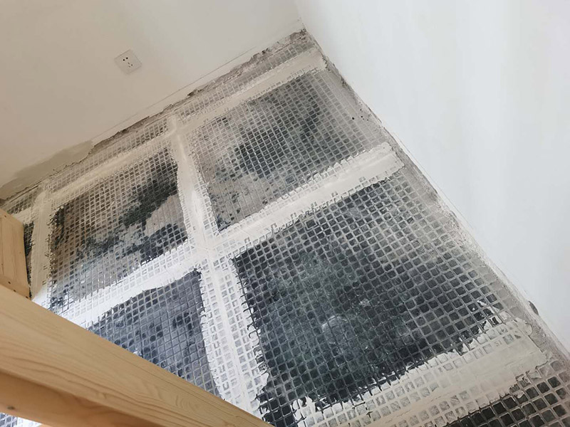 客廳地磚拆除裝修：如果是破壞性的拆除，可以借個鐵錘使勁砸；如果是替換性拆除，可以從邊角入手，一般情況下會損壞一塊地板磚，可以買一塊相同的備份；如果是用水泥固化的地板磚，那個難度就非常的大了，得請專業(yè)人士。