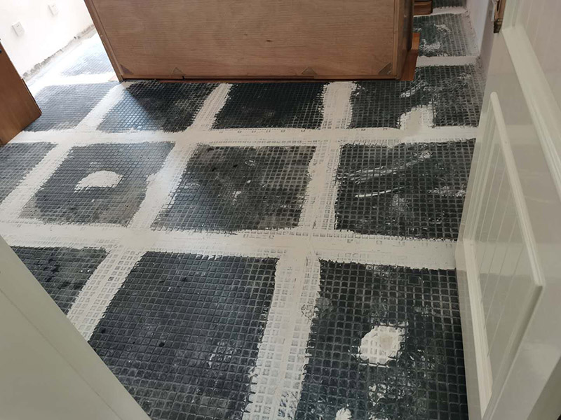 客廳地磚拆除裝修：如果是破壞性的拆除，可以借個鐵錘使勁砸；如果是替換性拆除，可以從邊角入手，一般情況下會損壞一塊地板磚，可以買一塊相同的備份；如果是用水泥固化的地板磚，那個難度就非常的大了，得請專業(yè)人士。