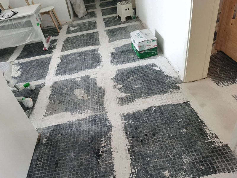 客廳地磚拆除裝修：如果是破壞性的拆除，可以借個鐵錘使勁砸；如果是替換性拆除，可以從邊角入手，一般情況下會損壞一塊地板磚，可以買一塊相同的備份；如果是用水泥固化的地板磚，那個難度就非常的大了，得請專業(yè)人士。