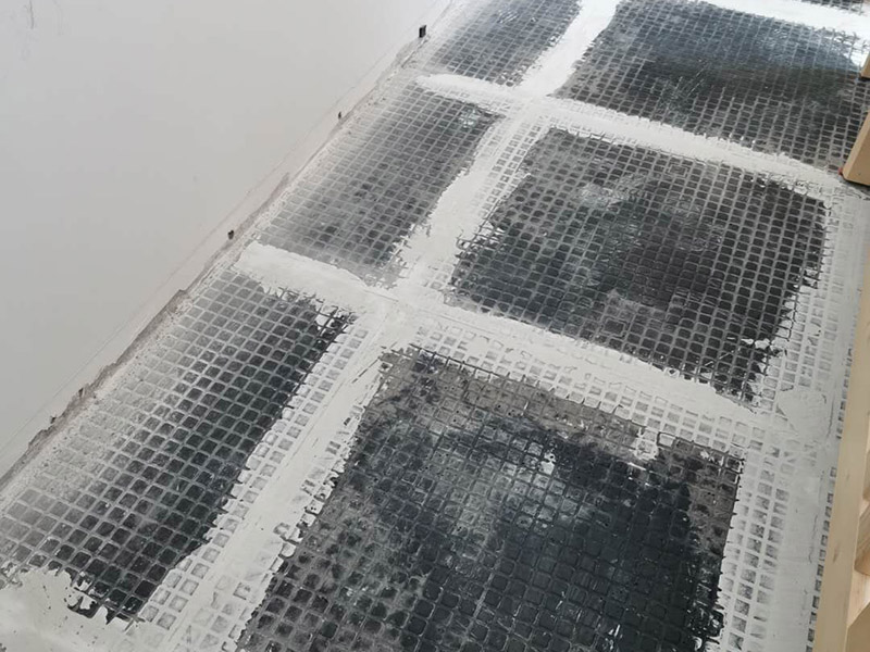 客廳地磚拆除裝修：如果是破壞性的拆除，可以借個鐵錘使勁砸；如果是替換性拆除，可以從邊角入手，一般情況下會損壞一塊地板磚，可以買一塊相同的備份；如果是用水泥固化的地板磚，那個難度就非常的大了，得請專業(yè)人士。