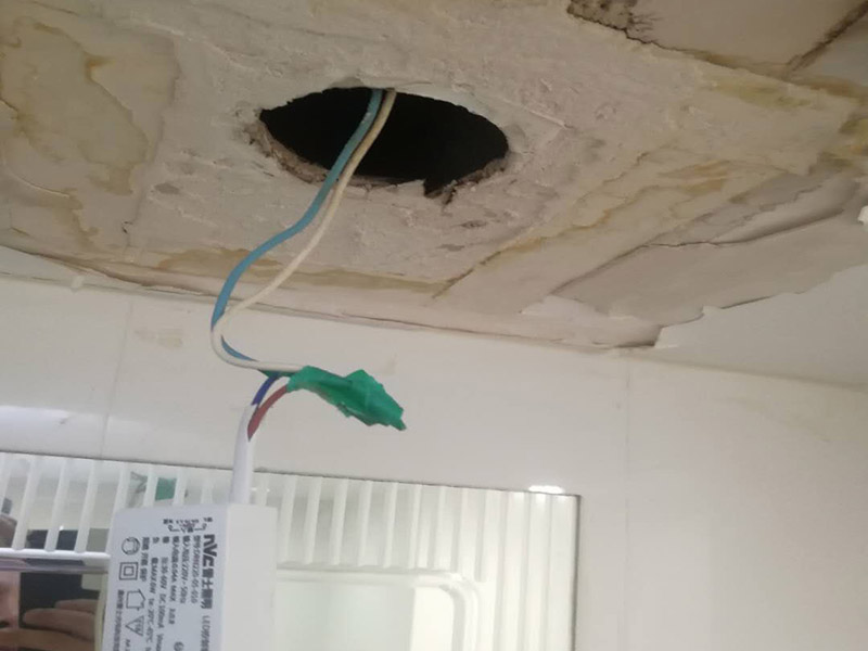 天花板燈具線路檢修：為避免發(fā)生裝修火災(zāi)，施工人員必須嚴(yán)格按照有關(guān)電力設(shè)計技術(shù)規(guī)范和有關(guān)規(guī)定進(jìn)行施工，裝修內(nèi)層須使用防火裝潢材料。裝修時不能亂拉、亂接。要考慮便于檢查線路，絕緣層破損要及時更換。裝修布線之前，首先應(yīng)將所有電路進(jìn)行綜合設(shè)計、進(jìn)行總體規(guī)劃。這樣不僅節(jié)省時間，也有利于以后的檢修維護(hù)。日常生活中，首先不要私拉亂接，私拉亂接是違反用電制度的，在安裝上不符合要求，最容易出事故;另外，在日常生活中換燈泡、擦燈泡的時候，先將電流關(guān)上，不要用濕手、濕布擦燈泡，要站在木凳或桌子上，不要站在地上去擦，防止開關(guān)萬一失靈漏電;螺絲口燈泡的金屬部分跟地線通著，電燈開著的時候燈頭有電，露在外邊的螺絲部分，人的手碰著就觸電，需要特別注意。
