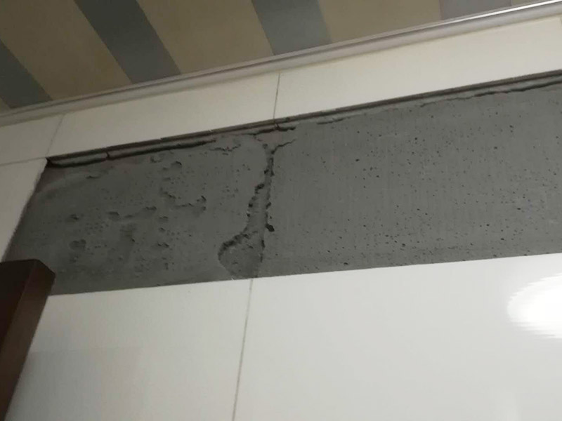 墻磚及門框修復(fù)：1、門套安裝后與墻體的縫隙小于5公分，用發(fā)泡膠填充縫隙，再用防水膠敷好，既能填好縫隙，還能保證不會滲水； 2、縫隙很大，選擇在縫隙處填磚或者敷水泥漿，保證墻體與門縫隙填的結(jié)實不透。安裝完后的補(bǔ)救辦法，在測量時把握好尺寸，盡量保持縫隙在1-2公分以內(nèi)。 3、看門的尺寸是否符合標(biāo)準(zhǔn)，門套與墻面縫隙平均在2.公分及以內(nèi)的，門洞并不標(biāo)準(zhǔn)規(guī)則，調(diào)整門的安裝誤差。平均縫隙超過2.5公分就是測量尺寸有誤差。