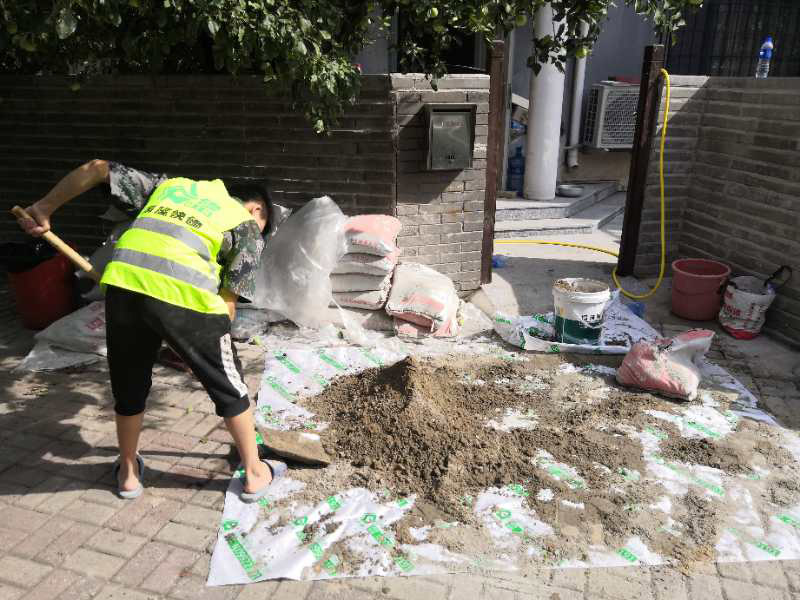和水泥貼磚施工：首先將沙子和水泥按照3：1的比例混合后兌少量的水，使水泥和沙子混合到可以用手攥成團(tuán)的黏稠度，和好備用，在鋪磚之前先將要鋪的地方用水潑濕。將開(kāi)始和好的水泥和沙子鏟到你要鋪瓷磚的地方。鏟完以后用小鏟子初步抹平，小平板抹平表面。然后瓷磚背后抹上開(kāi)始和好的那盆比較稠的水泥漿。再將抹好水泥的磚小心平放到要鋪的地方，注意對(duì)縫。再用橡膠小榔頭敲實(shí)，用水平尺找平。最后在側(cè)邊用小榔頭的把手堵嚴(yán)實(shí)。完工。