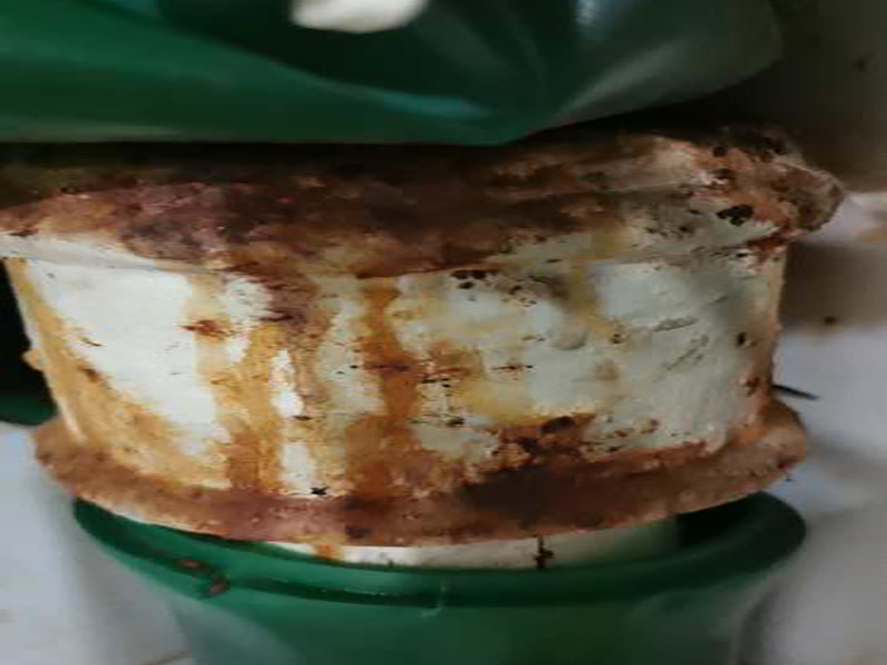 管道生銹漏水維修：1.如果是直徑2厘米的鐵水管漏水但是鐵水管上面沒(méi)有繡制，只是有部分的位置破dao壞了，首先我們先把水管的總閥關(guān)閉，然后更換該位置的鐵水管，然后切斷該位置的水管，接著我們用切絲用的器械切絲扣，最后接上鏈接頭就可以了。 2.如果直徑2厘米的鐵水管漏水是因?yàn)樗苋勘讳P蝕所致的。那么我們可以先把水管的總閥關(guān)閉，然后把該段水管全部換掉兩頭套上螺絲的扣擰上就可以了。 3.如果是直徑20厘米的鐵水管漏水了是因?yàn)殒溄宇^出現(xiàn)了問(wèn)題那么把連接頭部分換掉就可以。如果是因?yàn)楣茏幼陨沓霈F(xiàn)了漏水，那么只有磨去原管子自身的繡制，然后采用焊接的方法修補(bǔ)就可以了。