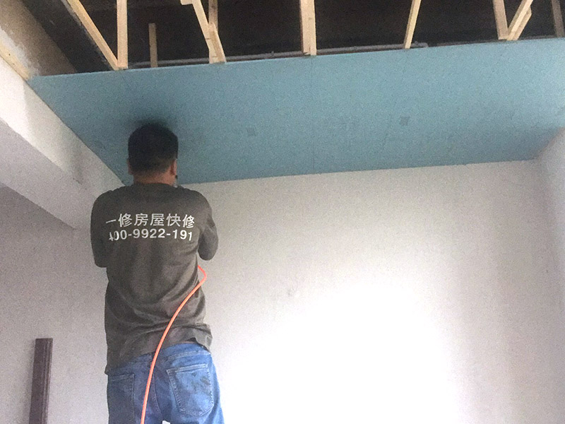 木龍骨吊頂安裝：先確認(rèn)好吊頂?shù)奈恢?，然后?duì)該位置進(jìn)行精準(zhǔn)的測(cè)量，最后再進(jìn)行標(biāo)高，最好對(duì)墻面進(jìn)行彈線，吊頂?shù)奈恢脮?huì)更加準(zhǔn)確，需要注意的是，為了確保吊頂?shù)姆€(wěn)定性，各個(gè)孔眼之間的距離大約保持在30cm左右最佳。木龍骨在安裝之前，需要先在木龍骨上開(kāi)槽，然后進(jìn)行拼接，最后用膠水和釘子固定住，才能吊頂，注意一般面積要控制在10襯之內(nèi)，吊頂才會(huì)更加牢固、好看。所有龍骨拼接完畢之后，需要先進(jìn)行檢查，確認(rèn)無(wú)誤后才可進(jìn)行固定，因?yàn)檎麄€(gè)吊頂?shù)倪吔俏恢?，都需要進(jìn)行封口處理，否則會(huì)影響吊頂?shù)馁|(zhì)量，所以必須仔細(xì)安裝。