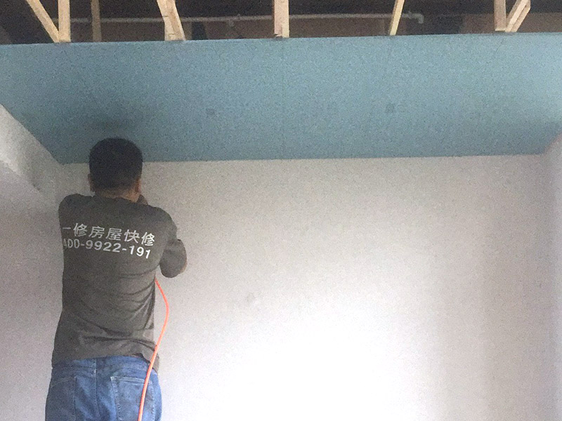木龍骨吊頂安裝：先確認(rèn)好吊頂?shù)奈恢茫缓髮?duì)該位置進(jìn)行精準(zhǔn)的測(cè)量，最后再進(jìn)行標(biāo)高，最好對(duì)墻面進(jìn)行彈線，吊頂?shù)奈恢脮?huì)更加準(zhǔn)確，需要注意的是，為了確保吊頂?shù)姆€(wěn)定性，各個(gè)孔眼之間的距離大約保持在30cm左右最佳。木龍骨在安裝之前，需要先在木龍骨上開(kāi)槽，然后進(jìn)行拼接，最后用膠水和釘子固定住，才能吊頂，注意一般面積要控制在10襯之內(nèi)，吊頂才會(huì)更加牢固、好看。所有龍骨拼接完畢之后，需要先進(jìn)行檢查，確認(rèn)無(wú)誤后才可進(jìn)行固定，因?yàn)檎麄€(gè)吊頂?shù)倪吔俏恢?，都需要進(jìn)行封口處理，否則會(huì)影響吊頂?shù)馁|(zhì)量，所以必須仔細(xì)安裝。