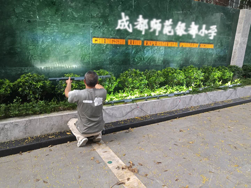 外墻修補及燈具安裝：射燈一般是安裝在踢腳線里，這樣即不占用家庭的其他位置，又能達到美觀的效果，將踢腳線的射燈打開后，就會感覺自己置身燈光的舞臺，很唯美，還能烘托氣氛。射燈屬于高聚光的燈具，一般是起到強調或者突出某樣物品的作用，可以起到烘托的作用，使人觀賞的人有眼前為之一亮的感覺。并將整個空間的亮點都能夠清晰的展現在住戶面前，營造出高端、大氣。