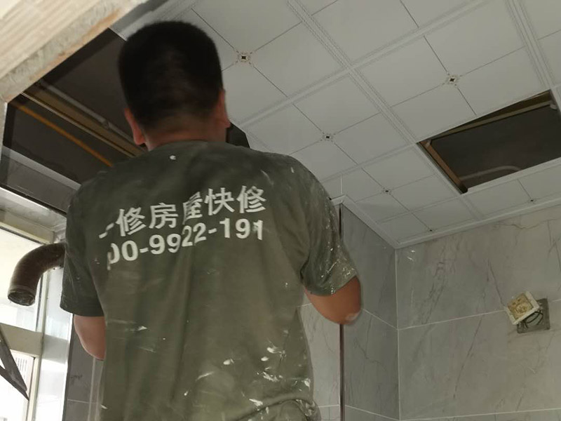衛(wèi)生間吊頂安裝：吊頂安裝的第一個步驟就是邊角線安裝了。邊角線的安裝是為了確定吊頂?shù)陌惭b高度和安裝水平，也是為了接下來的龍骨安裝做鋪墊，方便后續(xù)的工作。在吊頂?shù)陌惭b中，有六根螺桿將會承擔(dān)起整個吊頂?shù)闹亓?。在安裝螺桿時，我們要注意安裝師傅是不是在不影響電器安裝的情況下打的孔。龍骨安裝可以說是吊頂安裝中最為重要的一部分了。因為龍骨是整個吊頂扣板的承重物，也是做造型的關(guān)鍵。扣板就是我們抬頭，能看到的吊頂?shù)牟糠至??？郯逶邶埞前惭b好、電器口預(yù)留好了之后就可以進(jìn)行安裝。安裝扣板時，安裝師傅會按照扣板四邊的膜上的箭頭方向來進(jìn)行安裝。一般來說，第一排的扣板會用美工刀做一些切割，這樣才會既美觀又堆成。切割口也會對著墻面，不會露出來。