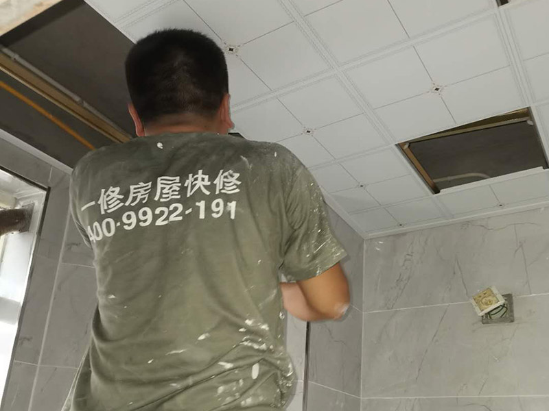 衛(wèi)生間吊頂安裝：吊頂安裝的第一個步驟就是邊角線安裝了。邊角線的安裝是為了確定吊頂?shù)陌惭b高度和安裝水平，也是為了接下來的龍骨安裝做鋪墊，方便后續(xù)的工作。在吊頂?shù)陌惭b中，有六根螺桿將會承擔(dān)起整個吊頂?shù)闹亓俊Ｔ诎惭b螺桿時，我們要注意安裝師傅是不是在不影響電器安裝的情況下打的孔。龍骨安裝可以說是吊頂安裝中最為重要的一部分了。因為龍骨是整個吊頂扣板的承重物，也是做造型的關(guān)鍵。扣板就是我們抬頭，能看到的吊頂?shù)牟糠至??？郯逶邶埞前惭b好、電器口預(yù)留好了之后就可以進(jìn)行安裝。安裝扣板時，安裝師傅會按照扣板四邊的膜上的箭頭方向來進(jìn)行安裝。一般來說，第一排的扣板會用美工刀做一些切割，這樣才會既美觀又堆成。切割口也會對著墻面，不會露出來。