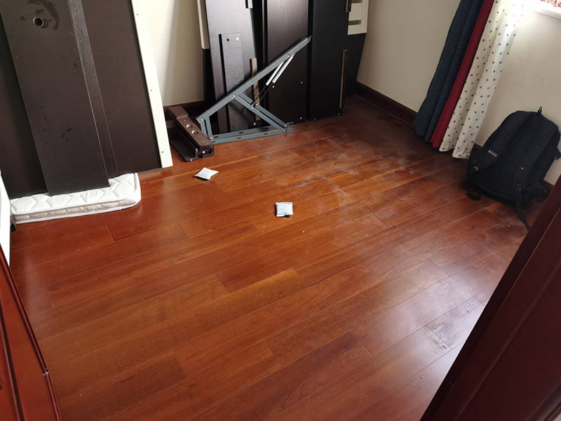木地板鋪貼案例：首先清理地面。地面已經(jīng)清理干凈、平整之后，先要鋪設(shè)一層防潮地墊。這一層至少要20-30厘米(大約8英寸)在離墻大約預(yù)留1-3英寸的空隙。現(xiàn)在可以安裝已經(jīng)選好花色的地板了。需要注意的是所鋪設(shè)的防潮地墊只需要鋪設(shè)大致5—10排的地板。然后為了防止地板的第一行的地板滑動(dòng)，必須用間隔的裝置或者楔子固定。第一行余下的板通常用在第二行的開頭。要確保第二行板的接口與第一行板的接口錯(cuò)開的長度至少30厘米。