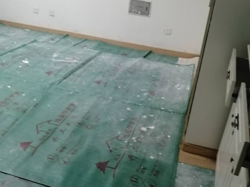 地面保護(hù)措施：入戶門的保護(hù) 各種裝修物料的進(jìn)場以及各種建筑裝修的清理，都會經(jīng)過入戶門，這些物品在搬運的過程中，與入戶門發(fā)生磕碰、摩擦的機率大大增加，所以，第一個需要做好成品保護(hù)的地方就是我們的入戶門。建議：在裝修開工前直到家具進(jìn)場期間，都需要對入戶門進(jìn)行保護(hù)！對于這一點，可以使用成品保護(hù)膜將門包裹。