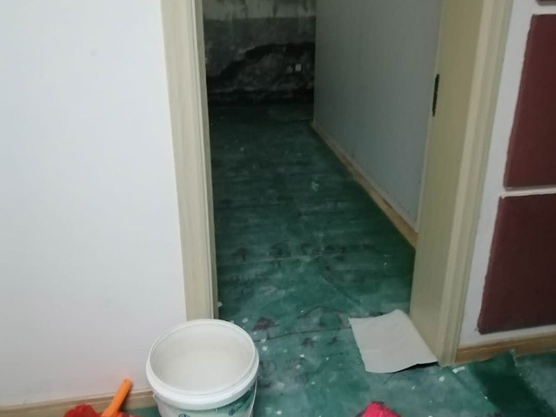 地面保護(hù)措施：入戶門的保護(hù) 各種裝修物料的進(jìn)場以及各種建筑裝修的清理，都會經(jīng)過入戶門，這些物品在搬運的過程中，與入戶門發(fā)生磕碰、摩擦的機率大大增加，所以，第一個需要做好成品保護(hù)的地方就是我們的入戶門。建議：在裝修開工前直到家具進(jìn)場期間，都需要對入戶門進(jìn)行保護(hù)！對于這一點，可以使用成品保護(hù)膜將門包裹。