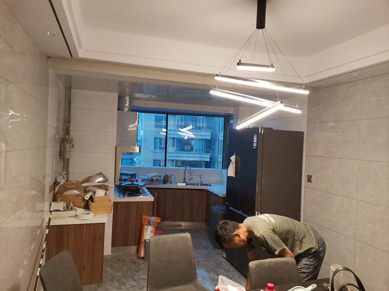 全屋裝修設計效果：裝修，大致是按照下面這21步完成的：1.前期設計 -- 2.主體拆改 -- 3.水電改造 -- 4.木工 -- 5.貼磚 -- 6.刷墻面漆 -- 7.熱水器安裝 -- 8.廚衛(wèi)吊頂 -- 9.櫥柜安裝-- 10.煙機灶安裝 -- 11.木門安裝 -- 12.地板安裝 -- 13.鋪貼壁紙 -- 14. 開關插座安裝 -- 15.燈具安裝 -- 16.五金潔具安裝 -- 17.窗簾桿安裝 -- 18.拓荒保潔 -- 19.家具進場 -- 20.家電安裝 -- 21.家居配飾