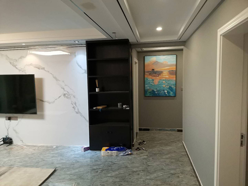 全屋裝修設計效果：裝修，大致是按照下面這21步完成的：1.前期設計 -- 2.主體拆改 -- 3.水電改造 -- 4.木工 -- 5.貼磚 -- 6.刷墻面漆 -- 7.熱水器安裝 -- 8.廚衛(wèi)吊頂 -- 9.櫥柜安裝-- 10.煙機灶安裝 -- 11.木門安裝 -- 12.地板安裝 -- 13.鋪貼壁紙 -- 14. 開關插座安裝 -- 15.燈具安裝 -- 16.五金潔具安裝 -- 17.窗簾桿安裝 -- 18.拓荒保潔 -- 19.家具進場 -- 20.家電安裝 -- 21.家居配飾