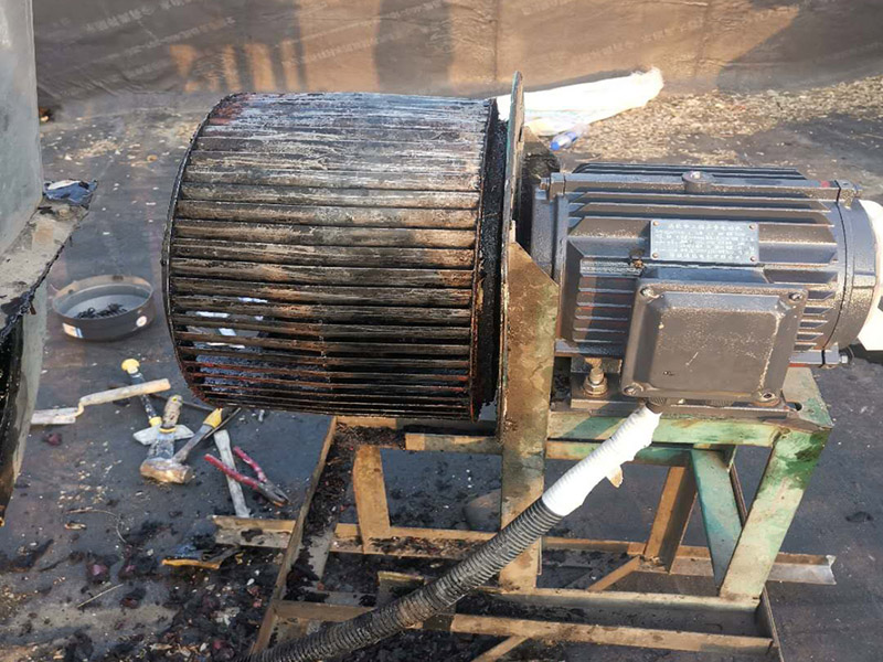 風(fēng)機電機翻新:更換風(fēng)機皮帶前應(yīng)先拉閘斷電，待風(fēng)機停穩(wěn)后再進行操作。更換皮帶需兩人進行作業(yè)，并保持現(xiàn)場有一定的光照強度。松動靠近電機風(fēng)輪側(cè)的調(diào)節(jié)頂絲的固定裝置，調(diào)節(jié)電機表冷器側(cè)的調(diào)節(jié)頂絲 ，盡量減小風(fēng)機皮帶輪與電機皮帶輪之間的間距（如果一次調(diào)節(jié)皮帶輪之間的間距不夠小，可向前移動電機表冷器側(cè)的調(diào)節(jié)裝置，繼續(xù)調(diào)節(jié)，直到合適為止）。