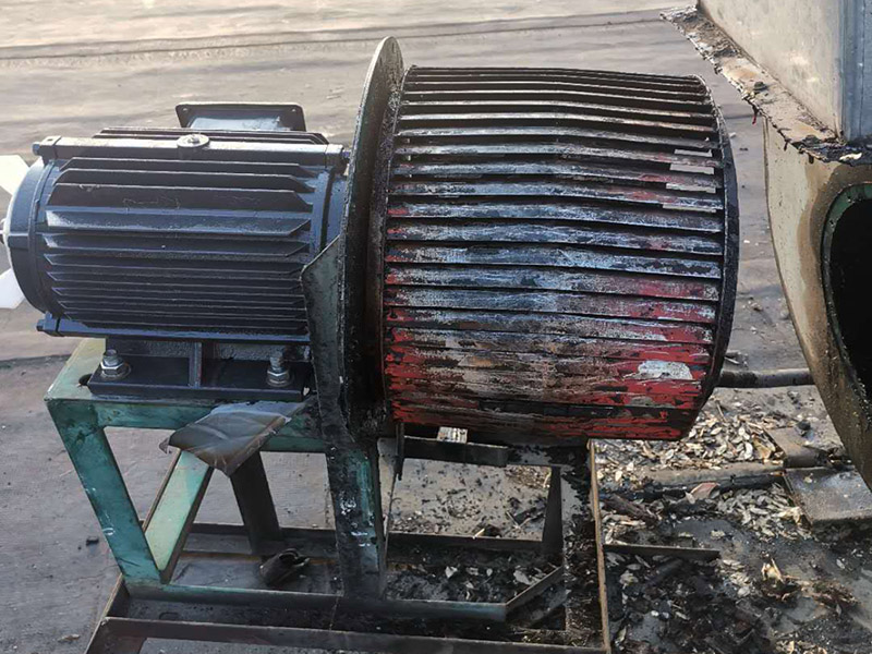 風(fēng)機電機翻新:更換風(fēng)機皮帶前應(yīng)先拉閘斷電，待風(fēng)機停穩(wěn)后再進行操作。更換皮帶需兩人進行作業(yè)，并保持現(xiàn)場有一定的光照強度。松動靠近電機風(fēng)輪側(cè)的調(diào)節(jié)頂絲的固定裝置，調(diào)節(jié)電機表冷器側(cè)的調(diào)節(jié)頂絲 ，盡量減小風(fēng)機皮帶輪與電機皮帶輪之間的間距（如果一次調(diào)節(jié)皮帶輪之間的間距不夠小，可向前移動電機表冷器側(cè)的調(diào)節(jié)裝置，繼續(xù)調(diào)節(jié)，直到合適為止）。