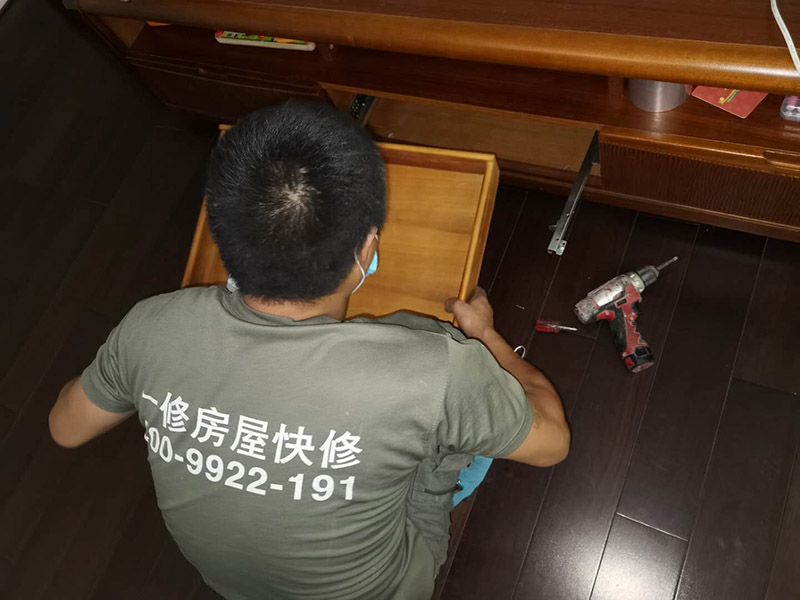 家具維修施工：將502膠水倒與家具損壞的位置，趕快用砂紙快速打磨，以防膠水風(fēng)干，在家具表面形成疙瘩。首先確定損壞的家具是什么顏色，然后選擇相近的顏色，配合稀釋劑在舊報(bào)紙上研磨均勻，然后在損壞家具的表面進(jìn)行上色，需要一層層覆蓋，切記把已經(jīng)上好的顏色再次的蹭掉。然后拋光是為了增加亮度保護(hù)漆面，用綠色三谷公司調(diào)配的稀釋劑是越擦越亮的