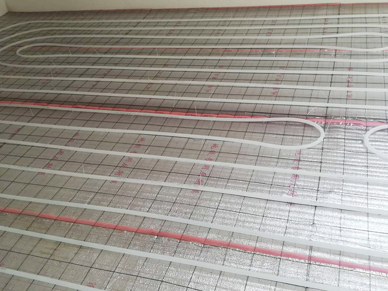 地暖安裝布線：在墻上劃線確定分集水器安裝位置及標(biāo)高，將分集水器以水平方向按圖紙尺寸要求固定于墻壁上，用膨脹螺栓固定好，安裝要牢固，安裝完后與供回水主干管對(duì)接。保溫板鋪設(shè)要平整，切割整齊，相互聯(lián)接縫要緊密，整板放在四周，切割板放在中間，鋪設(shè)時(shí)要注意的保溫板平整度，高差不允許超過正負(fù)5MM，縫隙不大于5MM。 地暖管應(yīng)按設(shè)計(jì)圖紙標(biāo)定的管間距和走向敷設(shè)，應(yīng)保持平直，并用塑料卡釘按照?qǐng)D紙將管材固定于擠塑板上或用綁帶固定在鋼絲網(wǎng)上。安裝間斷或完畢時(shí)，敞口處應(yīng)隨時(shí)封堵。地暖管切割，應(yīng)采用專用工具；切口應(yīng)平整，斷口面應(yīng)垂直管軸線。