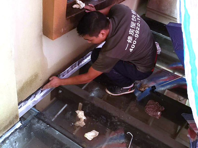 墻角局部防水施工：基面處理是基礎(chǔ)，基面處理是防水施工的關(guān)鍵，施工前須清理基面，以確保其堅固、平整、干凈，無灰塵、油膩、蠟、脫模劑等以及其它碎屑物質(zhì)，如有孔隙、裂縫等缺陷的，須預(yù)先用水泥砂漿修補抹平，陰陽角處應(yīng)抹成圓弧形。涂刷方法要注意，涂刷時力度均勻，注意不要漏刷;前后兩遍涂刷時保持垂直相交的角度，以充分覆蓋到位;單次涂刷不宜過厚，特別是管口和轉(zhuǎn)角處，不能超過1mm，防止干固后產(chǎn)生裂縫。
