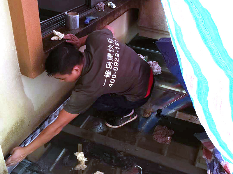 墻角局部防水施工：基面處理是基礎(chǔ)，基面處理是防水施工的關(guān)鍵，施工前須清理基面，以確保其堅固、平整、干凈，無灰塵、油膩、蠟、脫模劑等以及其它碎屑物質(zhì)，如有孔隙、裂縫等缺陷的，須預(yù)先用水泥砂漿修補抹平，陰陽角處應(yīng)抹成圓弧形。涂刷方法要注意，涂刷時力度均勻，注意不要漏刷;前后兩遍涂刷時保持垂直相交的角度，以充分覆蓋到位;單次涂刷不宜過厚，特別是管口和轉(zhuǎn)角處，不能超過1mm，防止干固后產(chǎn)生裂縫。