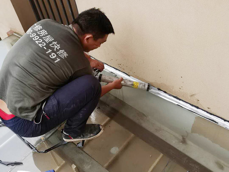屋頂防水打膠案例：不少建筑新建成就滲漏，老建筑的滲漏現(xiàn)象更嚴重。第一步：把玻璃的邊清理干凈。把玻璃固定到位。在玻璃邊緣3mm處貼美文紙。第二步：用結構膠往縫里填到60％。第三步：用和縫大小的泡抹棒往里壓填充，把膠往玻璃與型材的縫里擠。第四步：填充耐候密封膠，用刮刀來回30度角度刮2遍。缺膠的補上。30分內(nèi)把紙揭掉。
