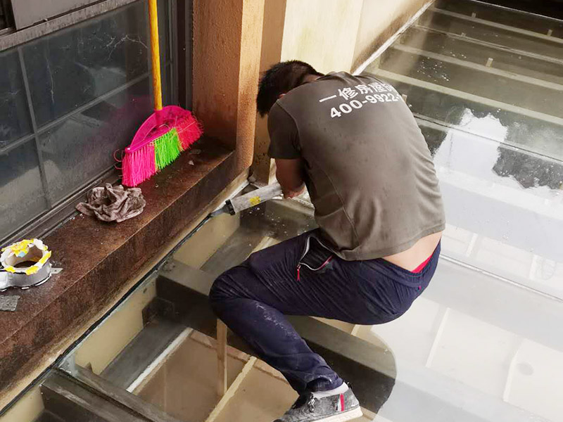 屋頂防水打膠案例：不少建筑新建成就滲漏，老建筑的滲漏現(xiàn)象更嚴重。第一步：把玻璃的邊清理干凈。把玻璃固定到位。在玻璃邊緣3mm處貼美文紙。第二步：用結構膠往縫里填到60％。第三步：用和縫大小的泡抹棒往里壓填充，把膠往玻璃與型材的縫里擠。第四步：填充耐候密封膠，用刮刀來回30度角度刮2遍。缺膠的補上。30分內(nèi)把紙揭掉。