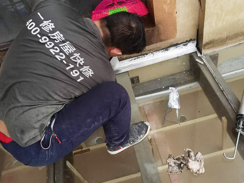 屋頂防水打膠案例：不少建筑新建成就滲漏，老建筑的滲漏現(xiàn)象更嚴重。第一步：把玻璃的邊清理干凈。把玻璃固定到位。在玻璃邊緣3mm處貼美文紙。第二步：用結構膠往縫里填到60％。第三步：用和縫大小的泡抹棒往里壓填充，把膠往玻璃與型材的縫里擠。第四步：填充耐候密封膠，用刮刀來回30度角度刮2遍。缺膠的補上。30分內(nèi)把紙揭掉。