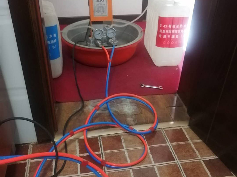 衛(wèi)生間防水維修:一般來(lái)說(shuō)，在水電改造工程驗(yàn)收完畢后，便可開(kāi)始進(jìn)行衛(wèi)生間的防水裝修工程。首先應(yīng)對(duì)其墻面進(jìn)行處理，查看衛(wèi)生間墻面是否存在空鼓現(xiàn)象，若有則應(yīng)立即標(biāo)記出來(lái)進(jìn)行處理。同時(shí)，還要用水泥砂漿將水電改造后凹凸不平的墻面和地面進(jìn)行找平，否則會(huì)給后期瓷磚的鋪設(shè)帶來(lái)一定的困難。 將廁所的墻面和地面進(jìn)行找平后，要對(duì)其進(jìn)行仔細(xì)的清理，避免遺留下其他裝修雜質(zhì)，從而影響衛(wèi)生間防水層的效果，降低其防水作用。同時(shí)，檢查其下水管道、排水管道內(nèi)是否存有雜物，若有也一并清理干凈，否則很容易造成廁所堵塞的問(wèn)題。 在衛(wèi)生間防水層裝修的時(shí)候，通常都會(huì)選擇使用防水涂料，在涂抹防水涂料的時(shí)候，要將所有衛(wèi)生間的輕體墻、下水管道、煙道等接縫處涂滿，避免其產(chǎn)生漏水等現(xiàn)象。而其墻面的防水涂料高度則要達(dá)到1.8米以上，避免洗澡的時(shí)候造成墻體受潮，從而損害衛(wèi)生間的防水層。