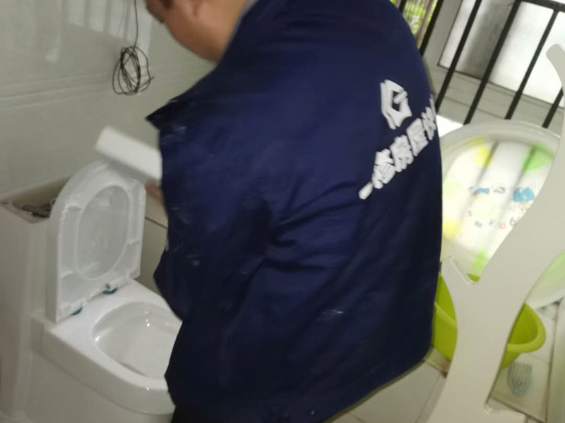 衛(wèi)生間馬桶安裝：必須查看一下排污管道內(nèi)是不是有泥沙、廢紙等雜物的堵塞，同時(shí)也要檢查清楚馬桶所安裝的位置地面前后左右是否水平，不平需要找平。確認(rèn)好排污管的中心，方法很簡單，就是把馬桶翻轉(zhuǎn)過來，然后在馬桶的排污口中心處劃出十字中心線，注意下十字中心線則要延伸到馬桶底部以及四周的腳邊。先把馬桶與地面排污口的十字線對(duì)準(zhǔn)，確保水平安裝馬桶的同時(shí)再用力壓緊密封圈，下一步就是安裝地腳的螺絲與裝飾帽固定馬桶。固定馬桶后，需要在排污口安裝專用的密封圈，或者在四周涂上一圈玻璃膠（油灰）或是水泥砂漿，建議水泥與砂的比例則為1:3。