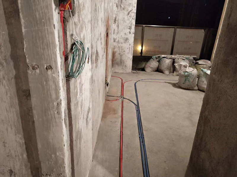 電路布線安裝：首先要根據(jù) 你對電的用途進行電路定位，定位完成后，電工根據(jù)定位和電路走向，開布線槽，線路槽很有講究，要橫平豎直，不過，規(guī)范的做法，不允許開橫槽，因為會影響墻的承受力。布線一般采用線管暗埋的方式。線管有冷彎管和PVC管兩種，冷彎管可以彎曲而不斷裂，是布線的最好選擇，因為它的轉(zhuǎn)角是有弧度的，線可以隨時更換，而不用開墻。