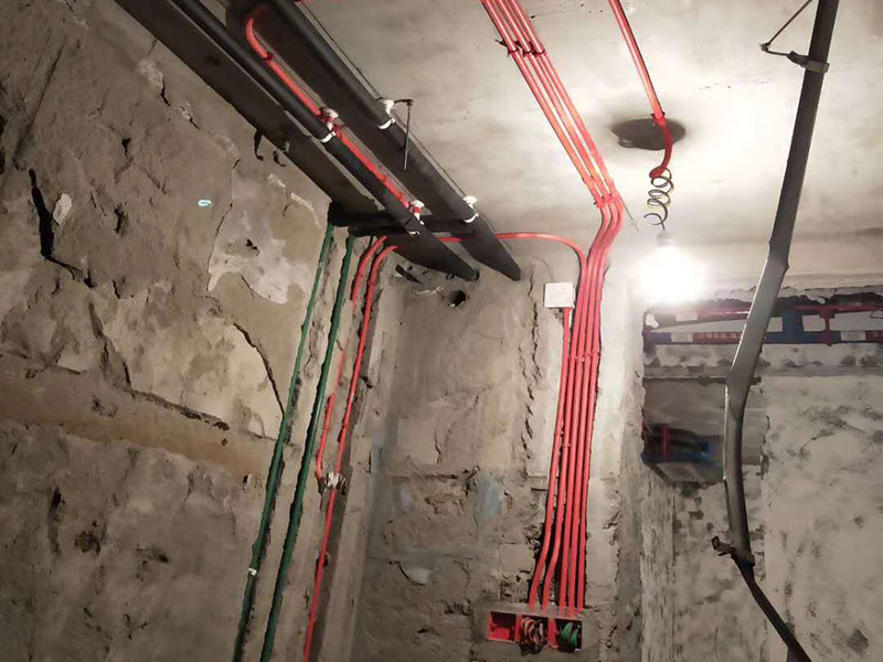 電路布線安裝：首先要根據(jù) 你對電的用途進行電路定位，定位完成后，電工根據(jù)定位和電路走向，開布線槽，線路槽很有講究，要橫平豎直，不過，規(guī)范的做法，不允許開橫槽，因為會影響墻的承受力。布線一般采用線管暗埋的方式。線管有冷彎管和PVC管兩種，冷彎管可以彎曲而不斷裂，是布線的最好選擇，因為它的轉(zhuǎn)角是有弧度的，線可以隨時更換，而不用開墻。