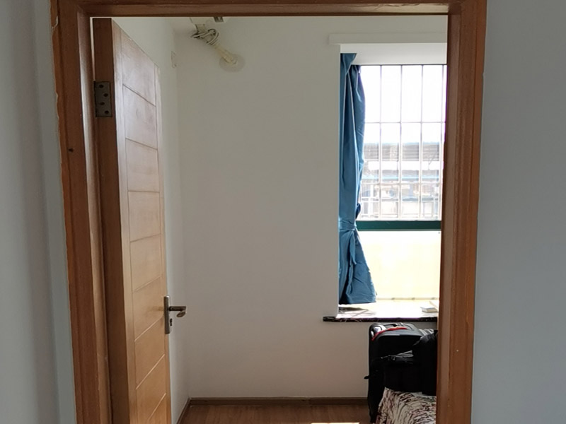 墻面翻新裝修:首先在做翻新的時候一定要把之前的墻面給處理干凈，粉化嚴(yán)重的一定要鏟除干凈。由于之前的墻面有刷過油漆和乳膠漆，所在做完鏟除后一定要做打磨處理，將原來墻體上的結(jié)實的表皮及浮沉全部清理掉，如果說墻體出現(xiàn)小部分的凹陷以及裂縫的話可以用膩子稍微填補一下。清理干凈的墻面一定要刷一道底漆，墻面底漆的主要作用就是抗堿防潮、封固基材、保護面漆、提高面漆的質(zhì)量以及遮蓋力。 在修補的過程中要是沒有做到全面，并且上漆過程已經(jīng)做了的話那就會顯得相當(dāng)?shù)穆闊?，上漆工程完成后的話再對沒有修補到的地方進行修補的話就會很難達到預(yù)想效果，最大的問題就是會導(dǎo)致色差的問題，所以在修補的時候一定要做到仔細(xì)、全面，不要為后面的工程造成負(fù)擔(dān)。