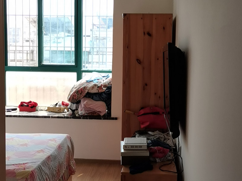 墻面翻新裝修:首先在做翻新的時候一定要把之前的墻面給處理干凈，粉化嚴(yán)重的一定要鏟除干凈。由于之前的墻面有刷過油漆和乳膠漆，所在做完鏟除后一定要做打磨處理，將原來墻體上的結(jié)實的表皮及浮沉全部清理掉，如果說墻體出現(xiàn)小部分的凹陷以及裂縫的話可以用膩子稍微填補一下。清理干凈的墻面一定要刷一道底漆，墻面底漆的主要作用就是抗堿防潮、封固基材、保護面漆、提高面漆的質(zhì)量以及遮蓋力。 在修補的過程中要是沒有做到全面，并且上漆過程已經(jīng)做了的話那就會顯得相當(dāng)?shù)穆闊?，上漆工程完成后的話再對沒有修補到的地方進行修補的話就會很難達到預(yù)想效果，最大的問題就是會導(dǎo)致色差的問題，所以在修補的時候一定要做到仔細(xì)、全面，不要為后面的工程造成負(fù)擔(dān)。